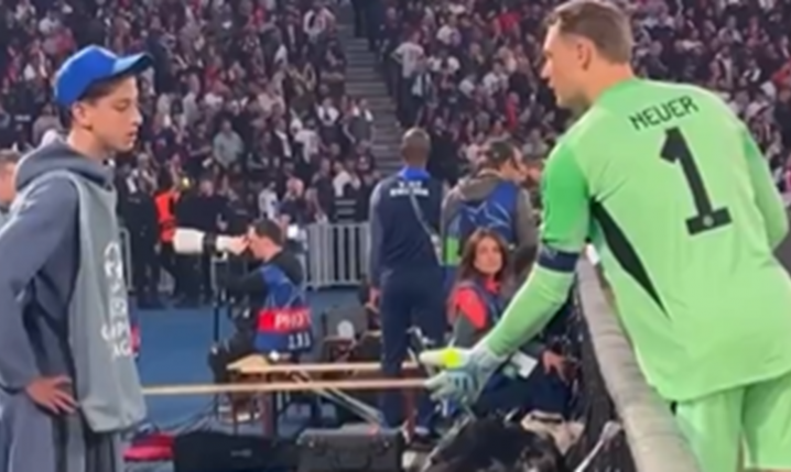 Manuel Neuer chce piłkę od chłopca, który ma je podawać, a ten... O.o [VIDEO]